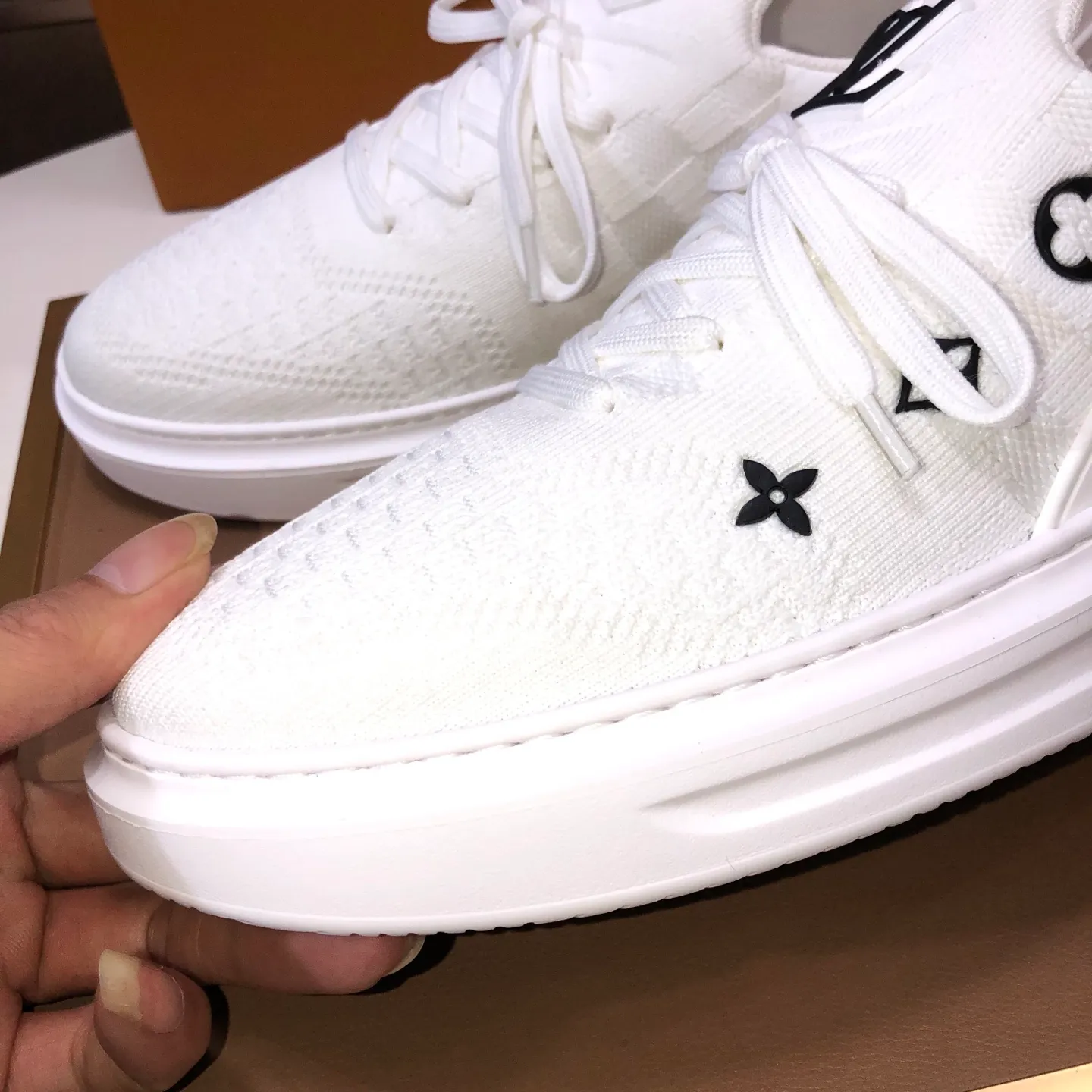 Men's men's shoes 💰640💰Original development, quality shipping, welcome to compare - LV sneaker series sports shoes introduce the loose silhouette of the ready-to-wear series into the spring and summer men's wear shows and make an eye-catching appearance. The cow leather upper is combined with rough fabric laces, and colorful beading highlights the brand's classic elements. LV letters mark the tongue and Monogram floral outsole. Mixed materials Made of top-grain cowhide, thick shoelace design, large Monogram print on the side, mesh lining and cotton feet, the comfort is as extreme as ever, premium heritage, quality first, worth owning! Size: Men’s 38-45 (45 is custom-made and cannot be returned or exchanged)